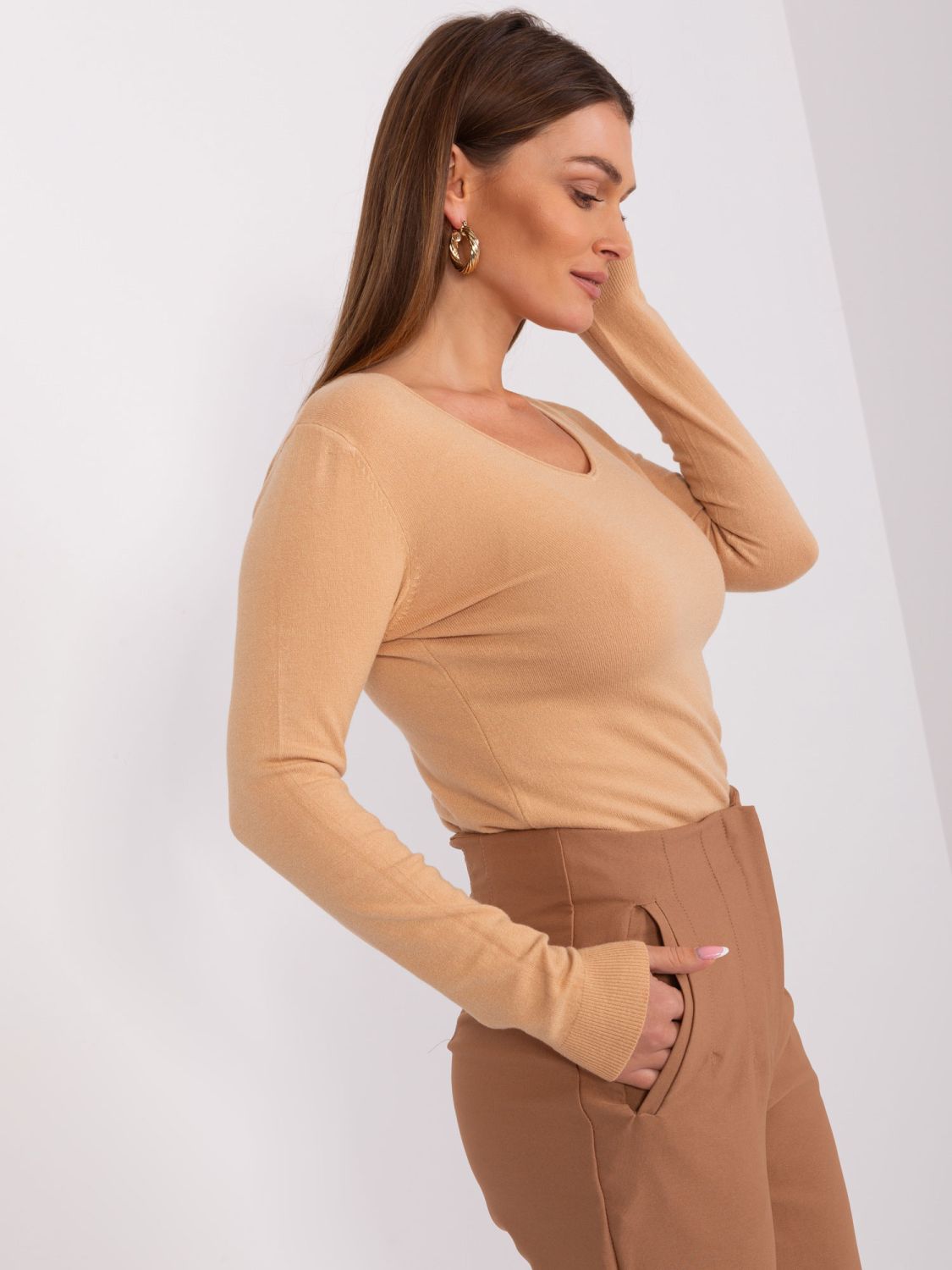 Klasický hnědý pulovr s dlouhým rukávem