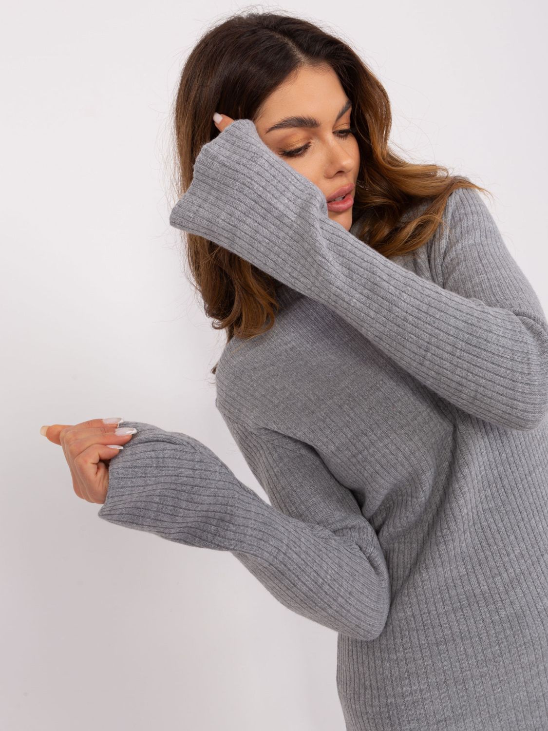 Elegantní šedé midi šaty