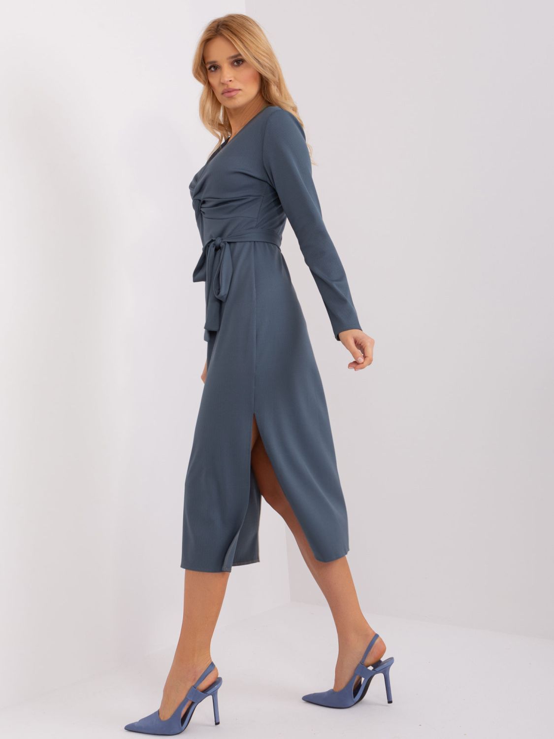 Elegantní modré midi šaty s dlouhým rukávem