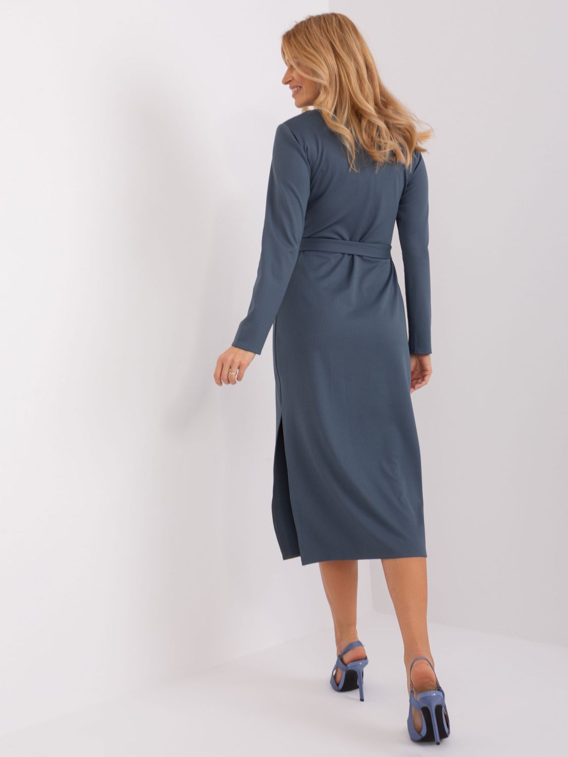 Elegantní modré midi šaty s dlouhým rukávem