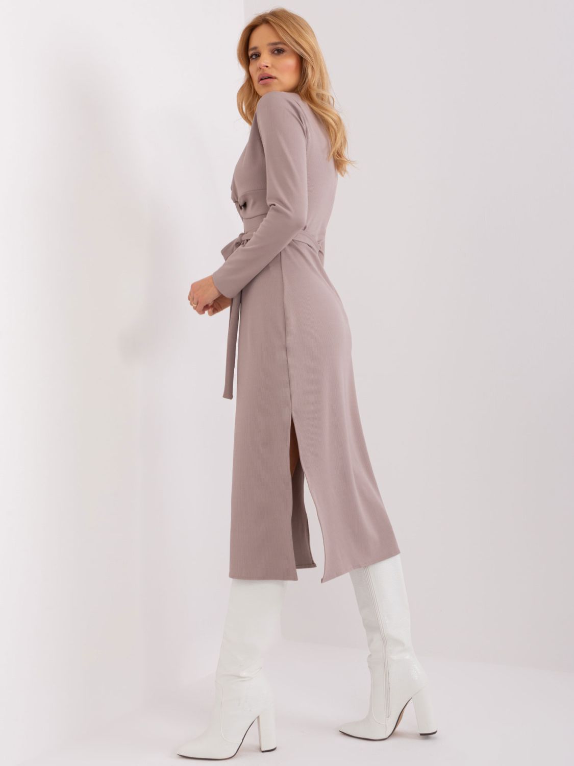 Elegantní midi šaty v béžové barvě