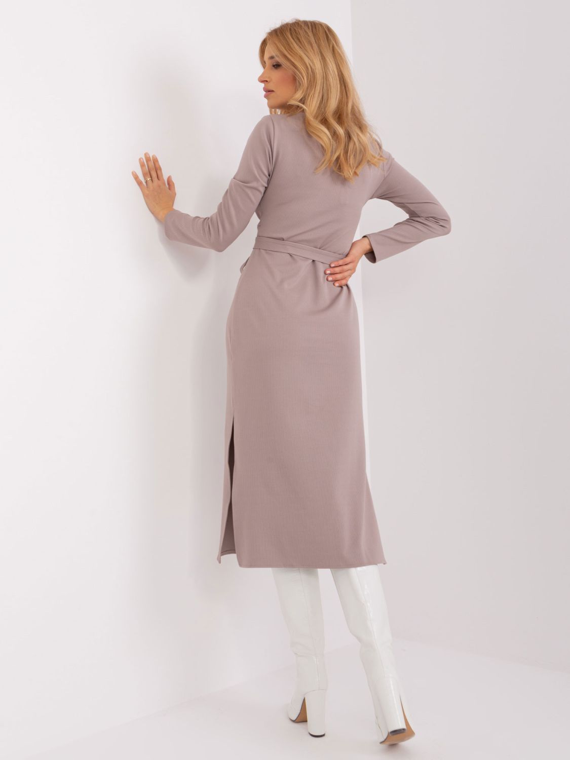 Elegantní midi šaty v béžové barvě