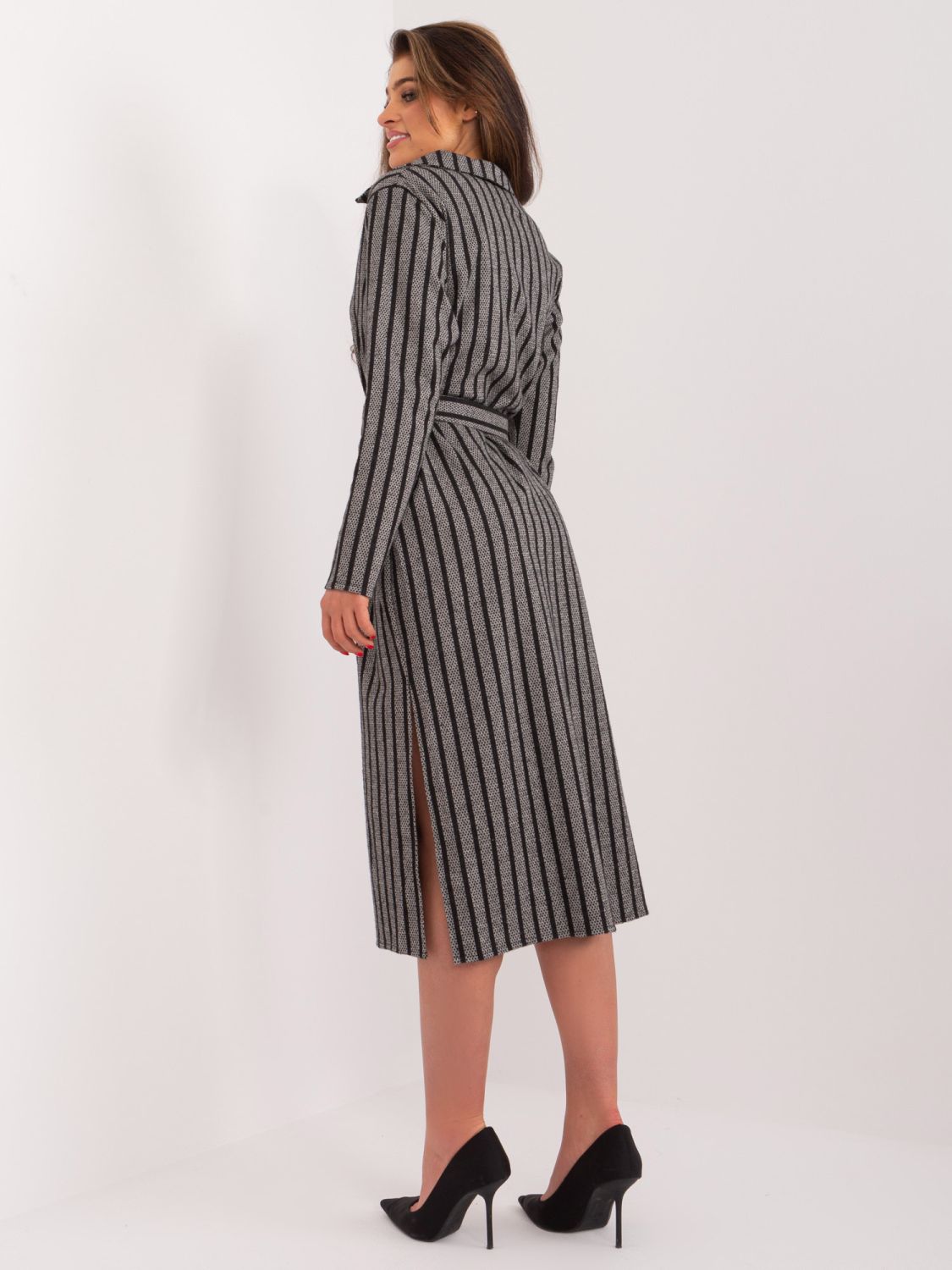 Elegantní midi šaty s pruhy