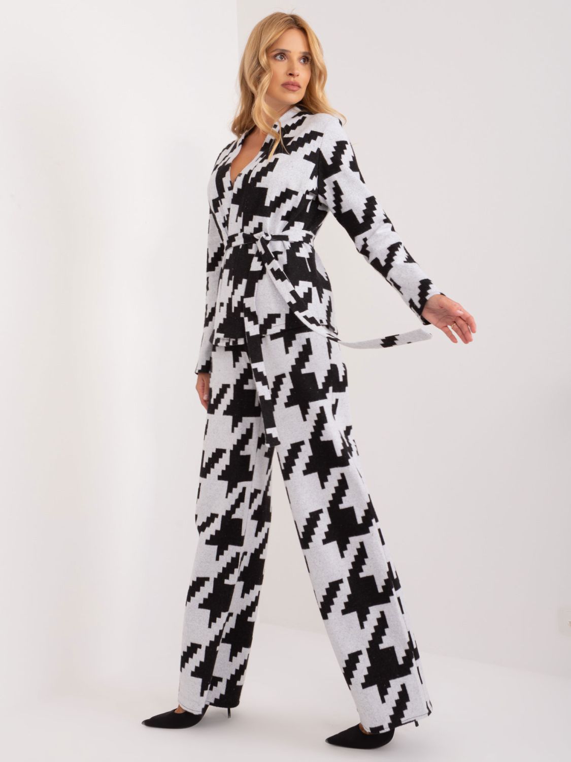 Stylový komplet v šedobílé barvě