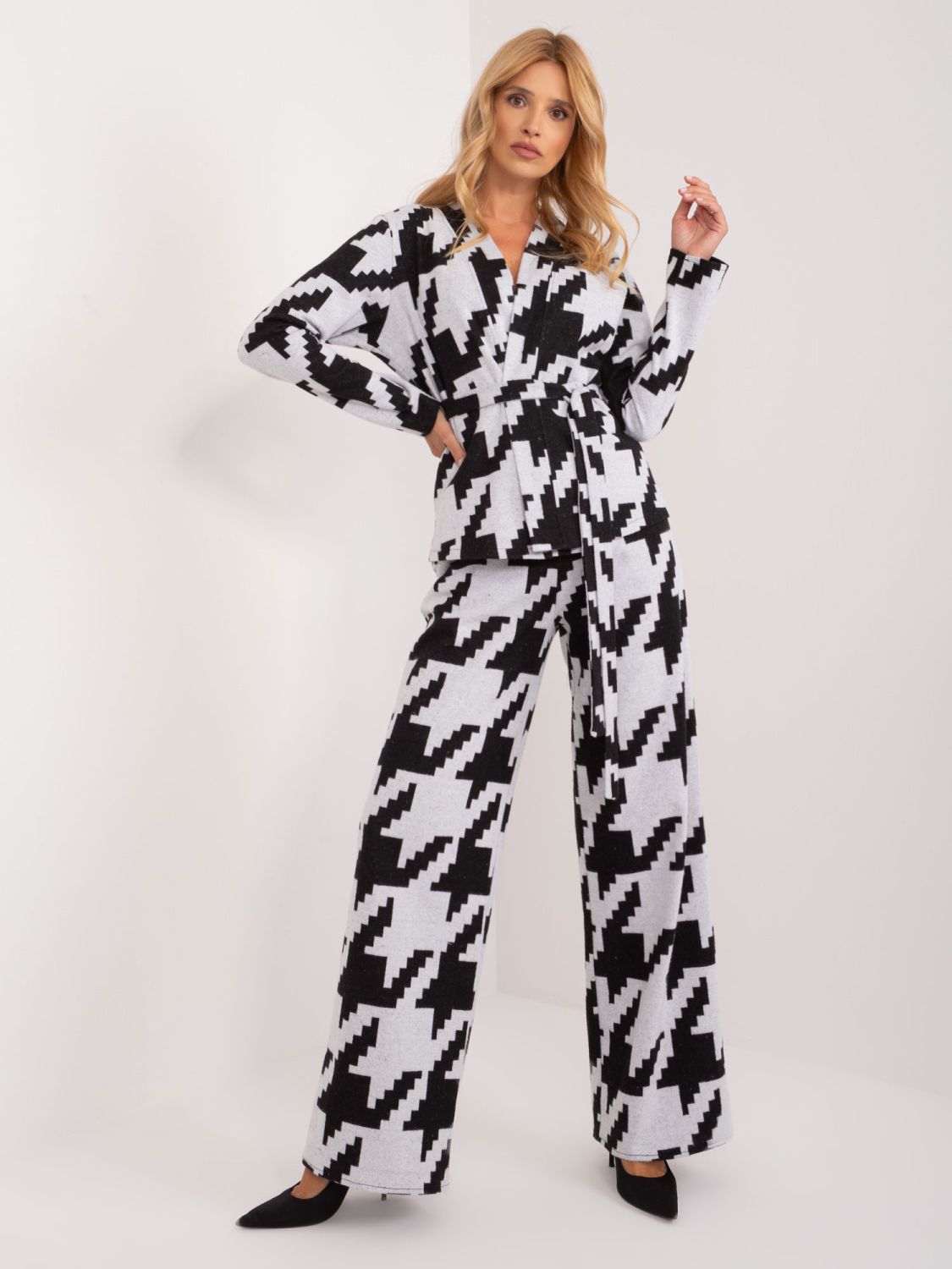 Stylový komplet v šedobílé barvě