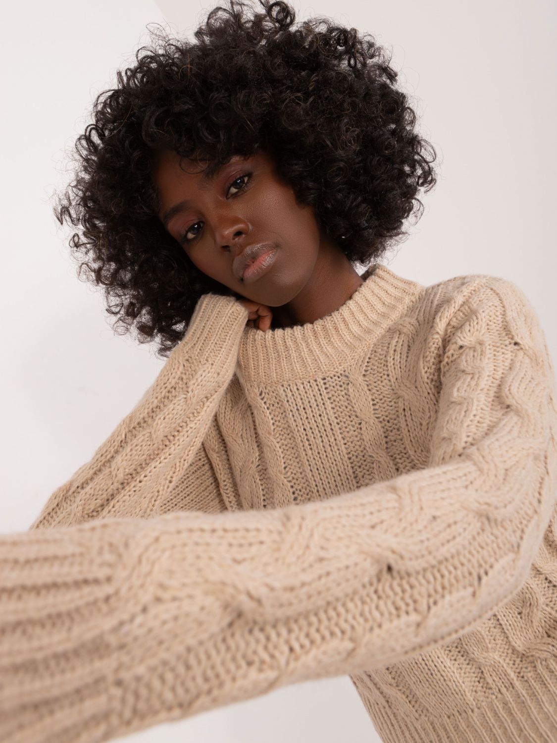 Béžový svetr s dlouhým rukávem