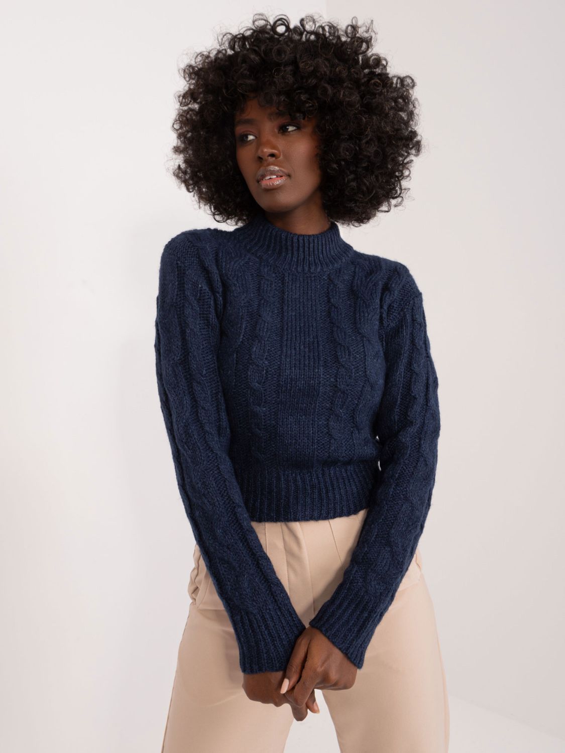 Elegantní modrý svetr s dlouhým rukávem