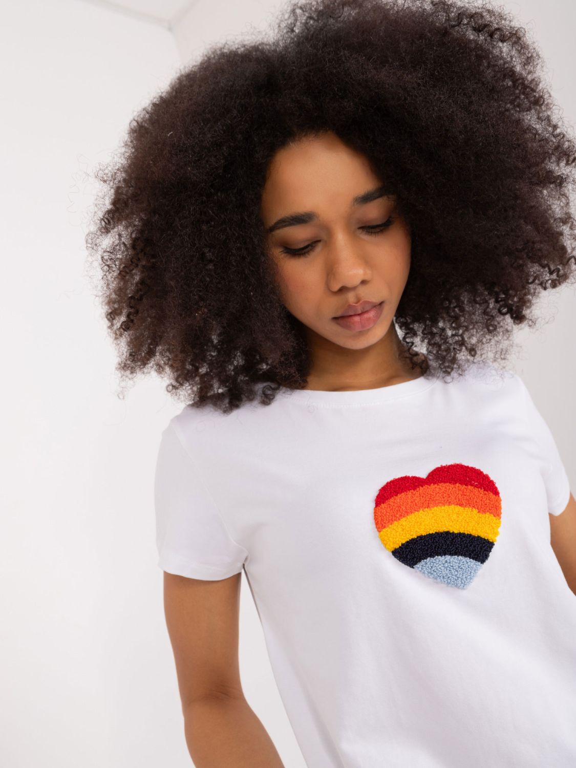 Bílá blůza s aplikací a výšivkou