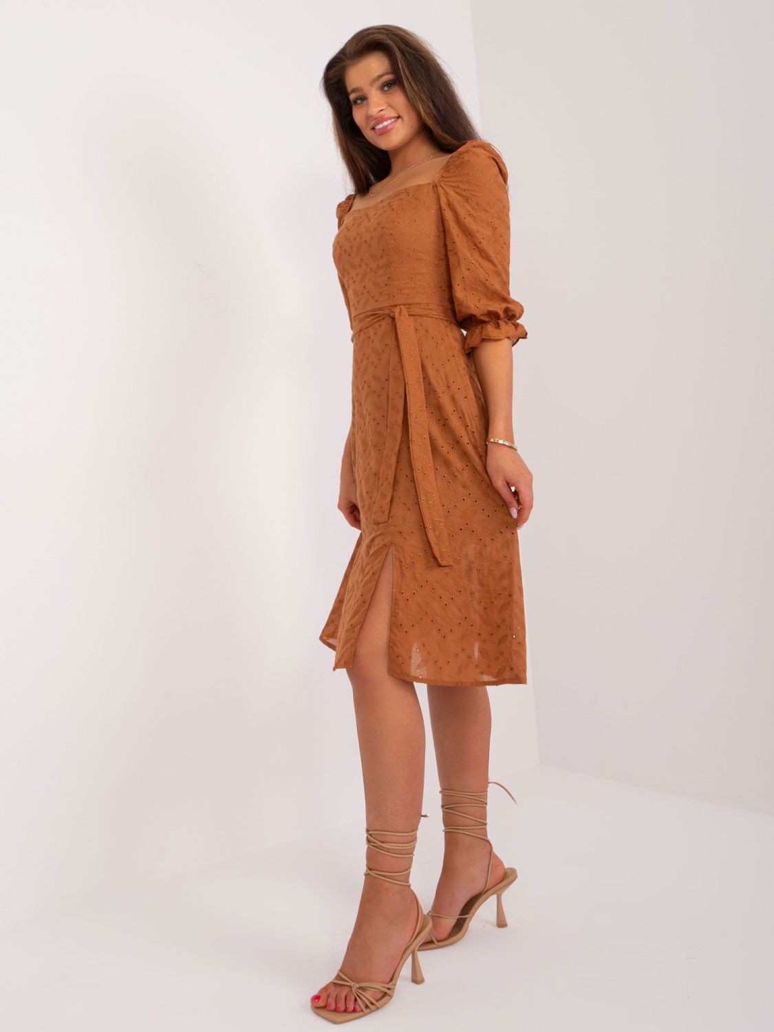 Hnědé šaty s výšivkou