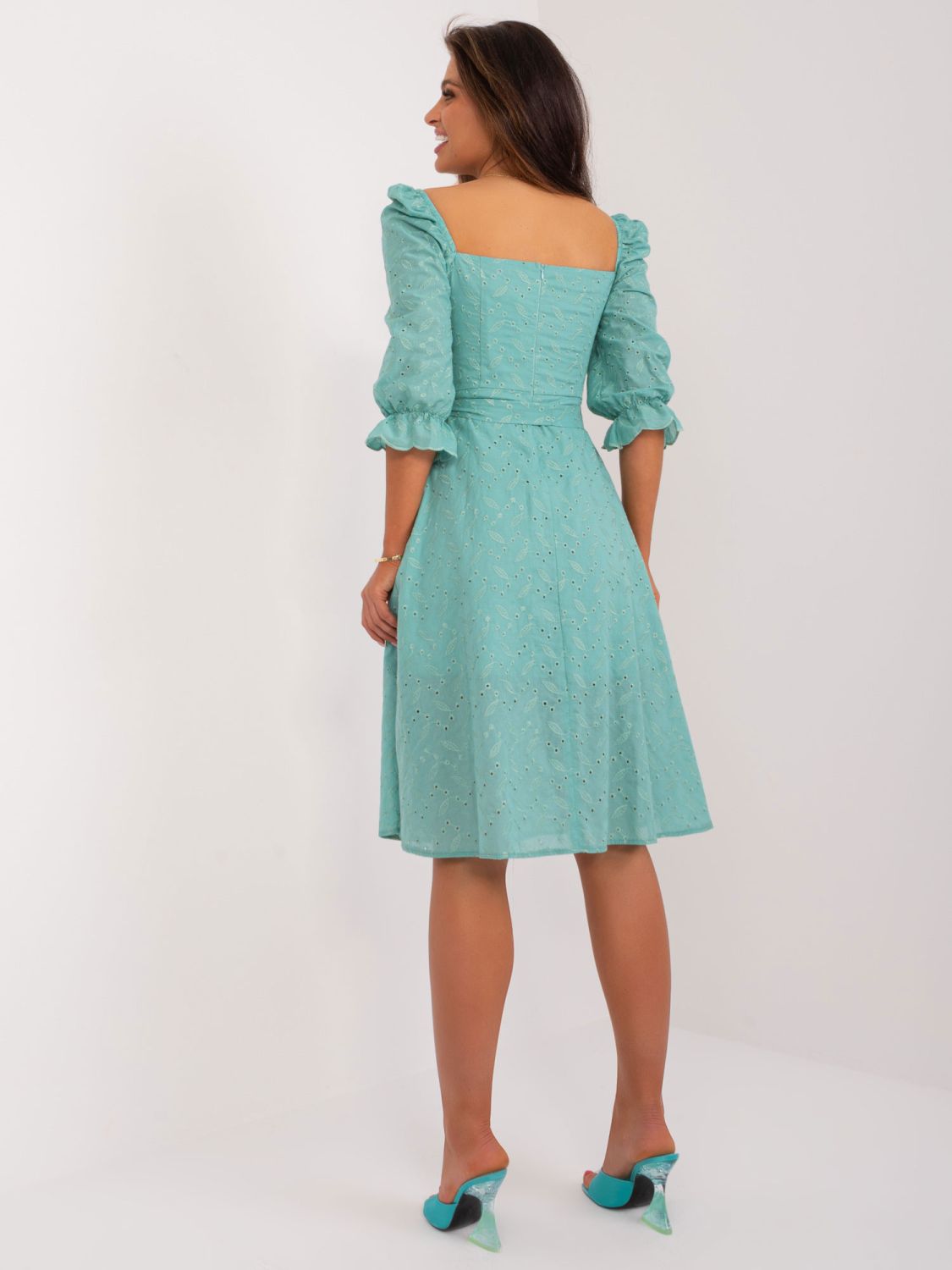 Módní midi šaty s vyšíváním