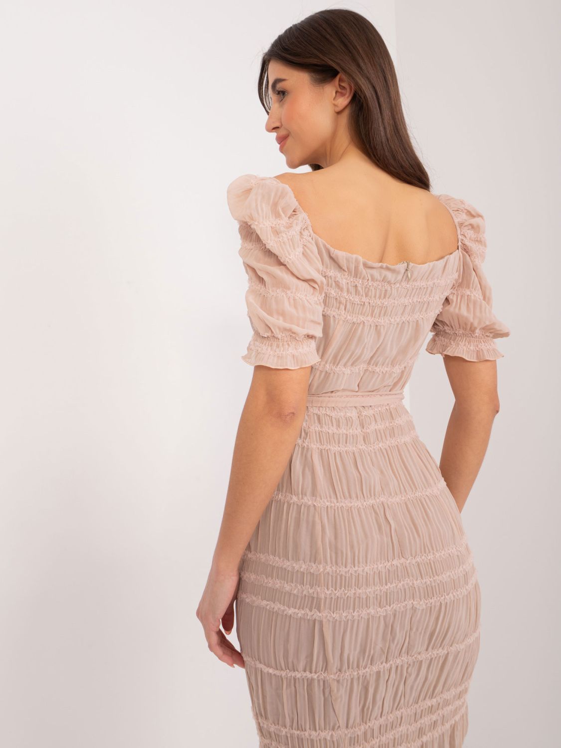 Elegantné midi šaty s nariasenými rukávmi béžové