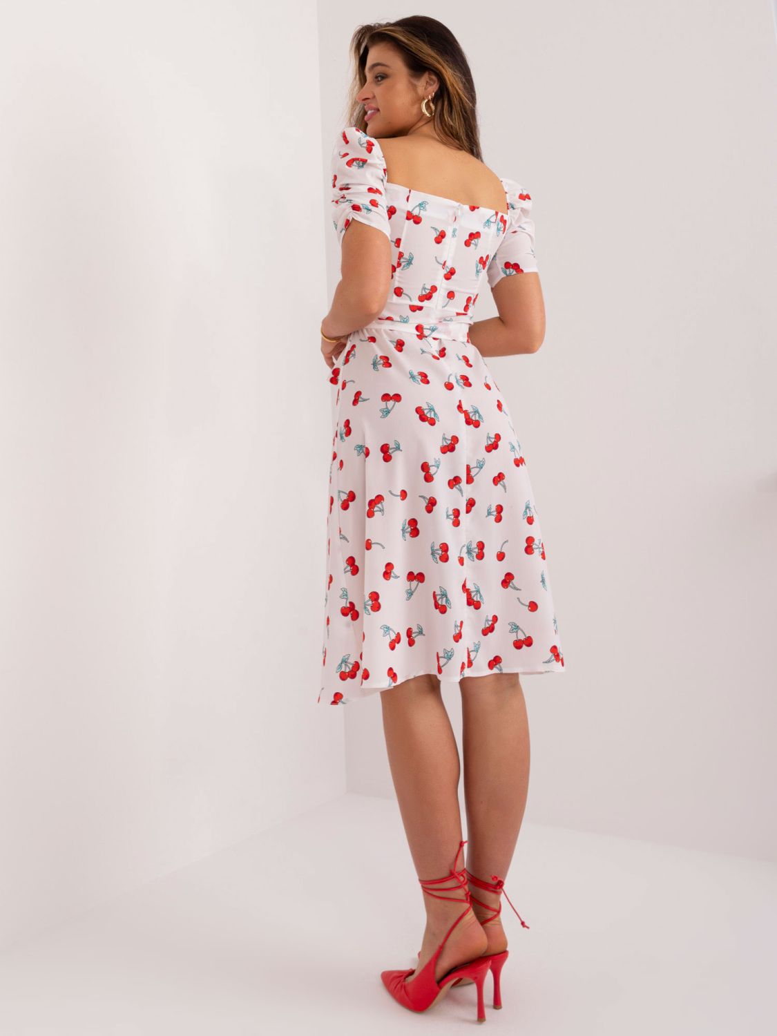 Letní šaty s motivem třešní v bílé