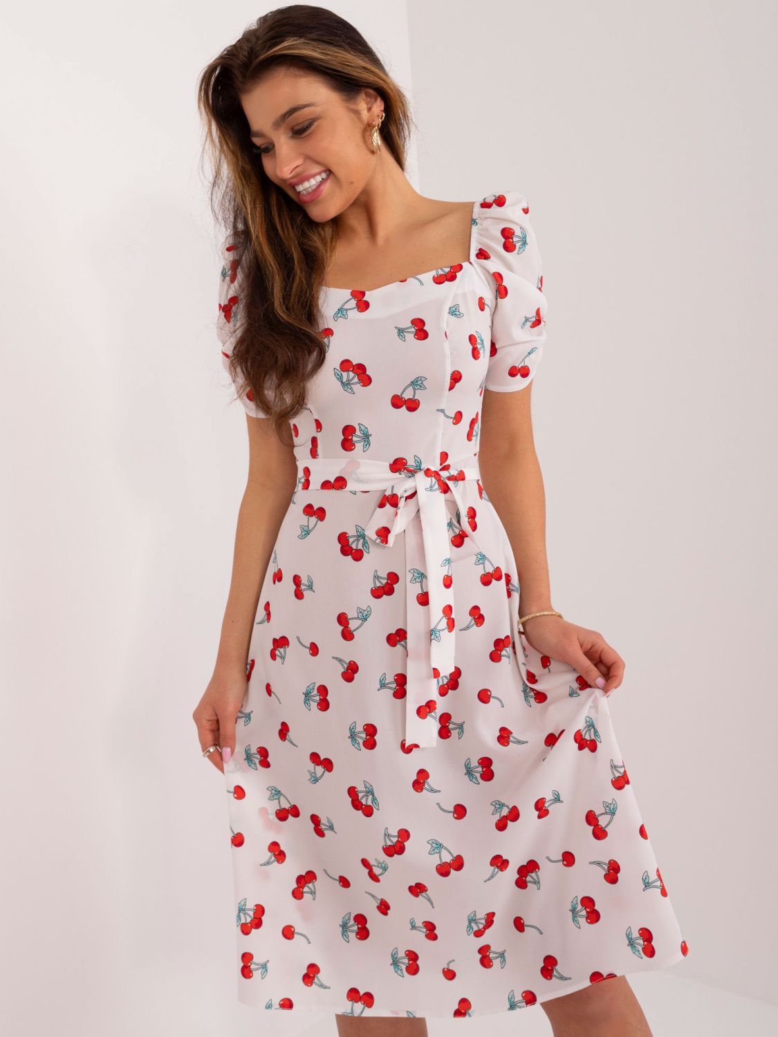 Letní šaty s motivem třešní v bílé