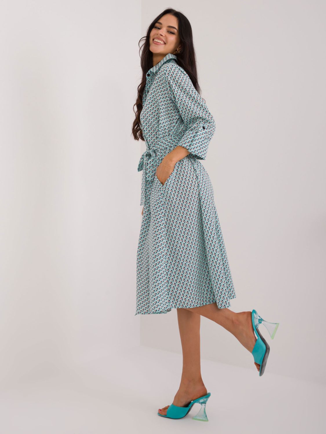 Pohodlné tyrkysové midi šaty s potiskem