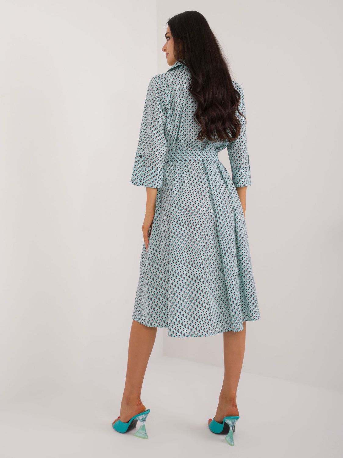 Pohodlné tyrkysové midi šaty s potiskem