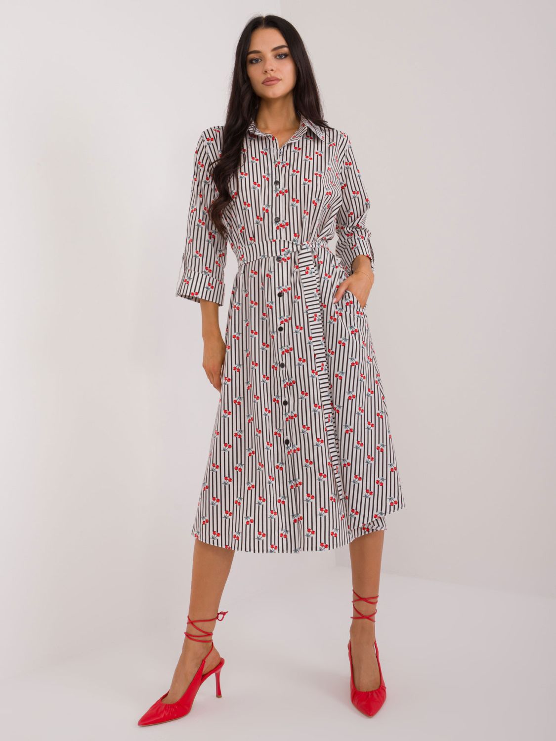 Pohodlné bílé midi šaty s potiskem