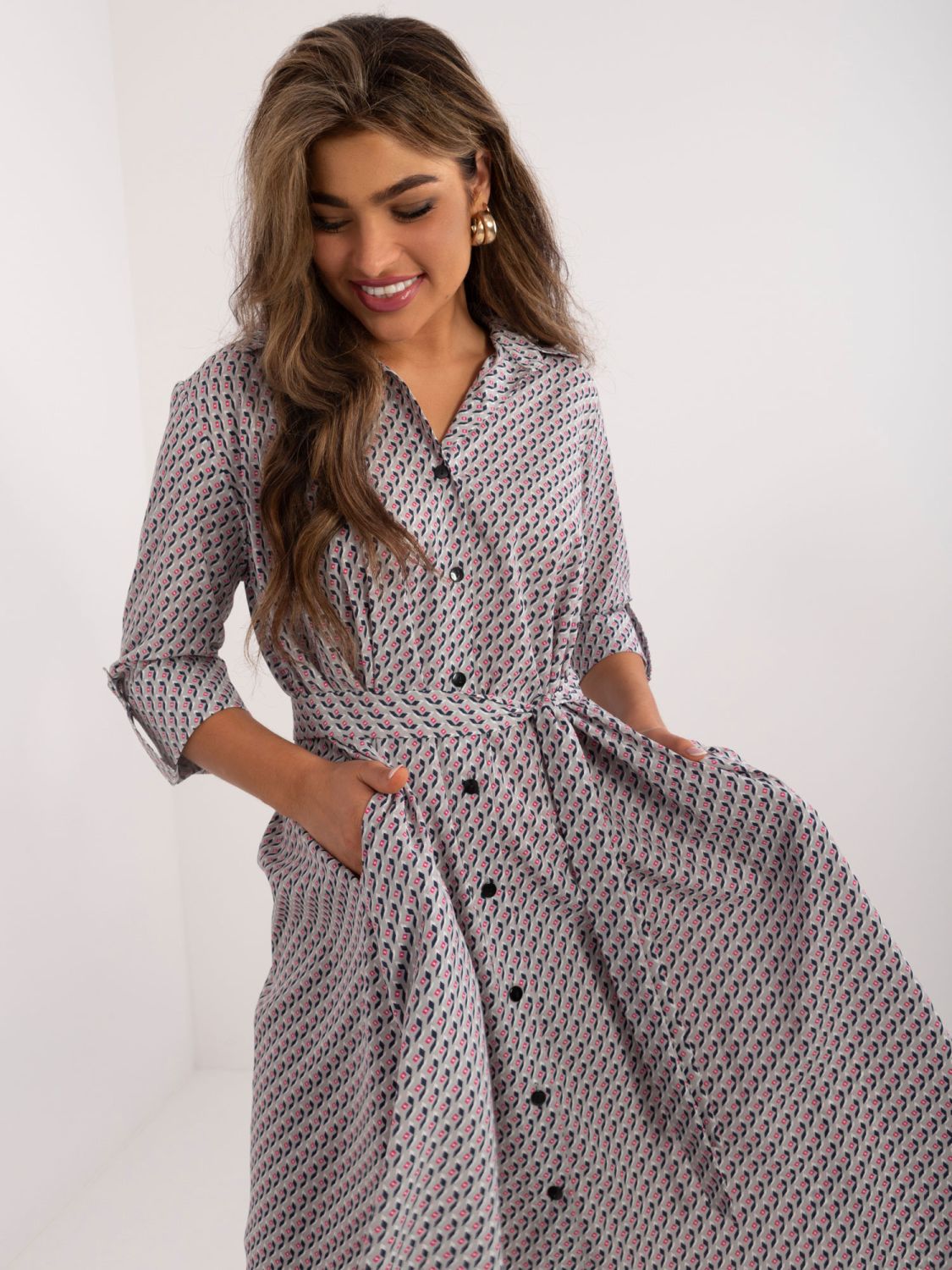 Pohodlné šedé midi šaty s potiskem