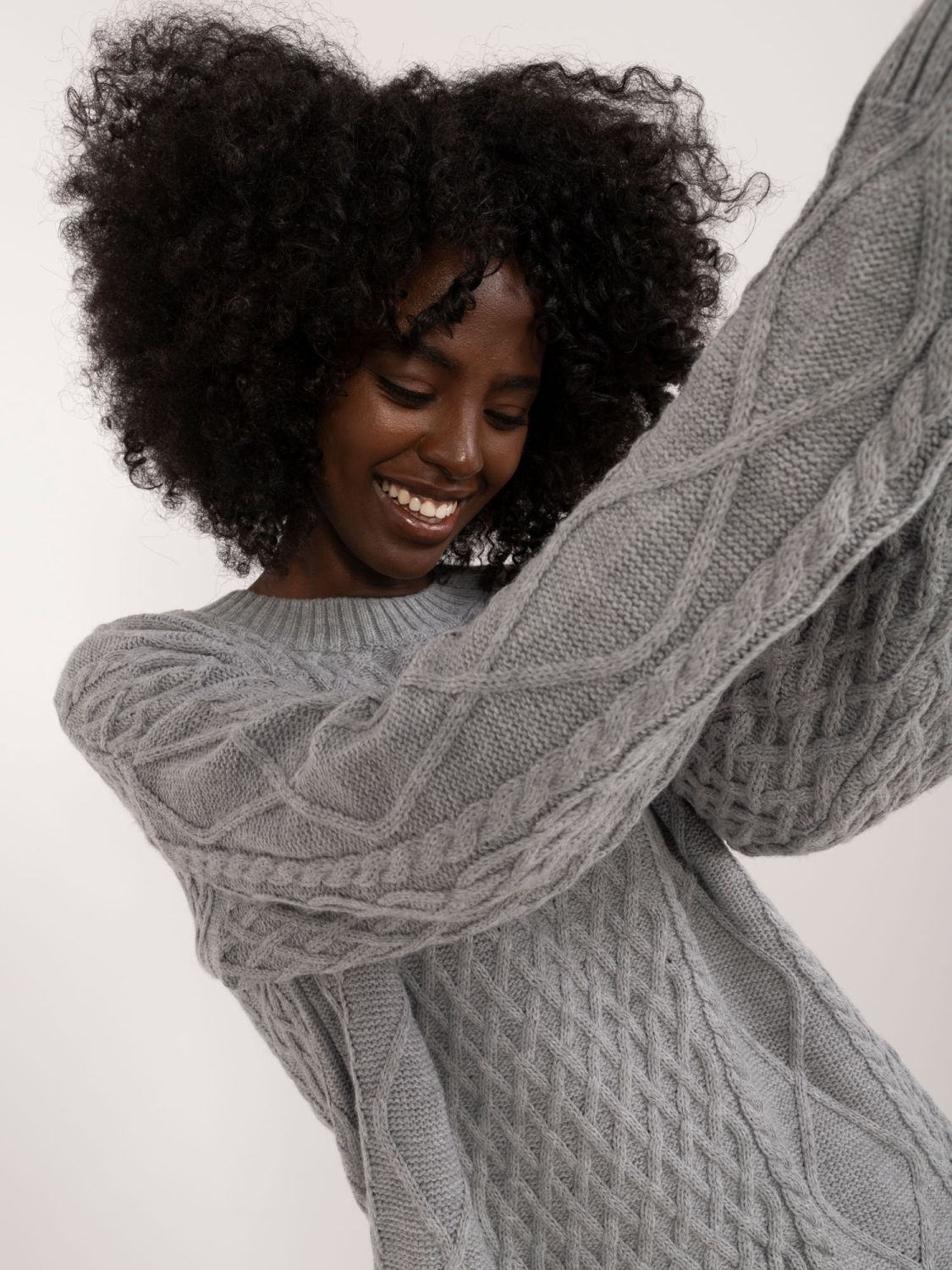 Stylové šedé pletené šaty