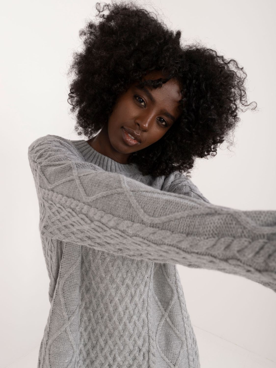 Stylové šedé pletené šaty