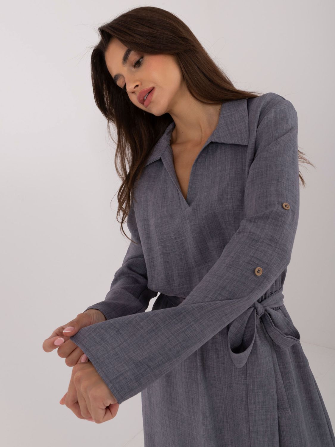 Elegantní rozšířená šaty v tmavě šedé barvě