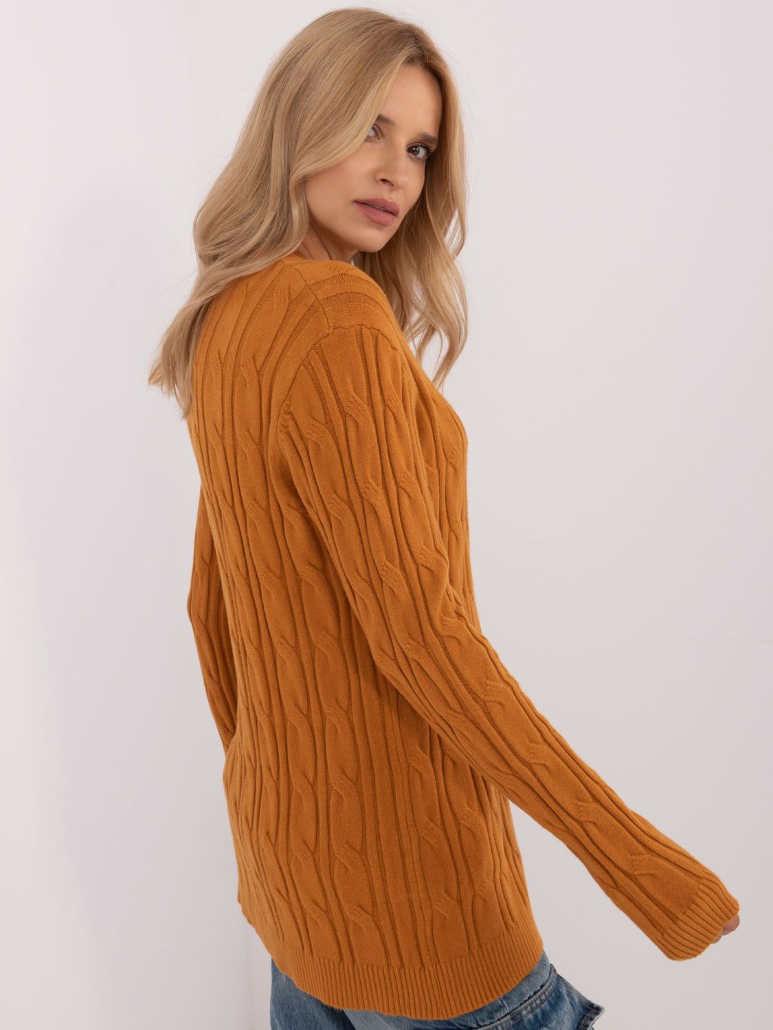 Pohodlný tmavě žlutý svetr s dlouhým rukávem