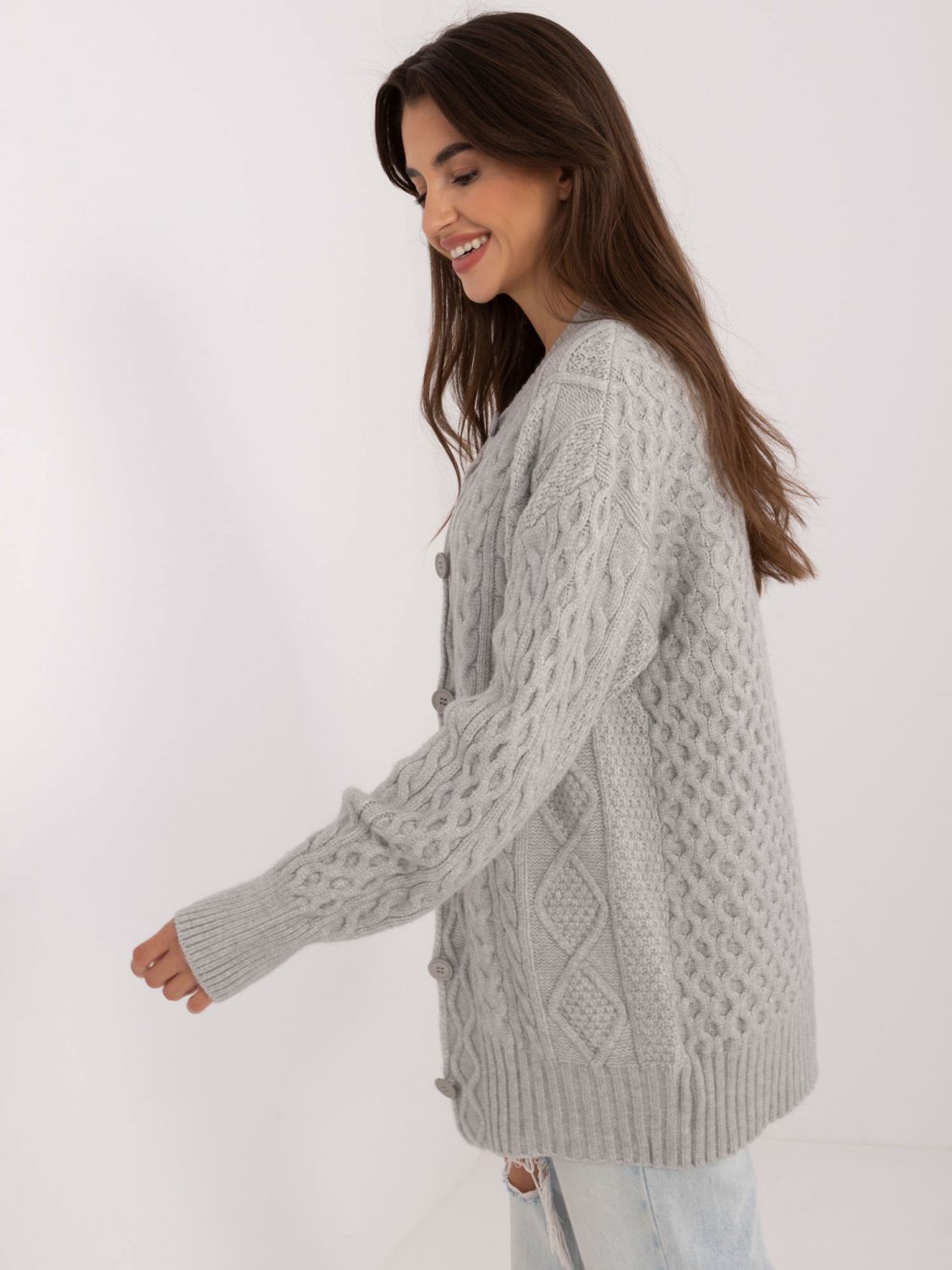 Stylový šedý svetr s dlouhým rukávem