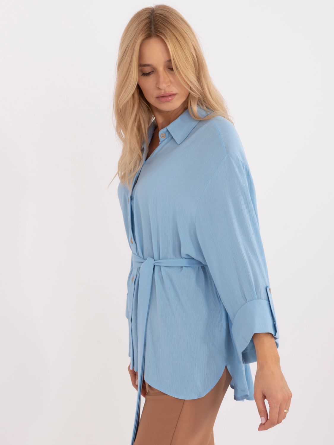 Modrá elegantní košile s páskem