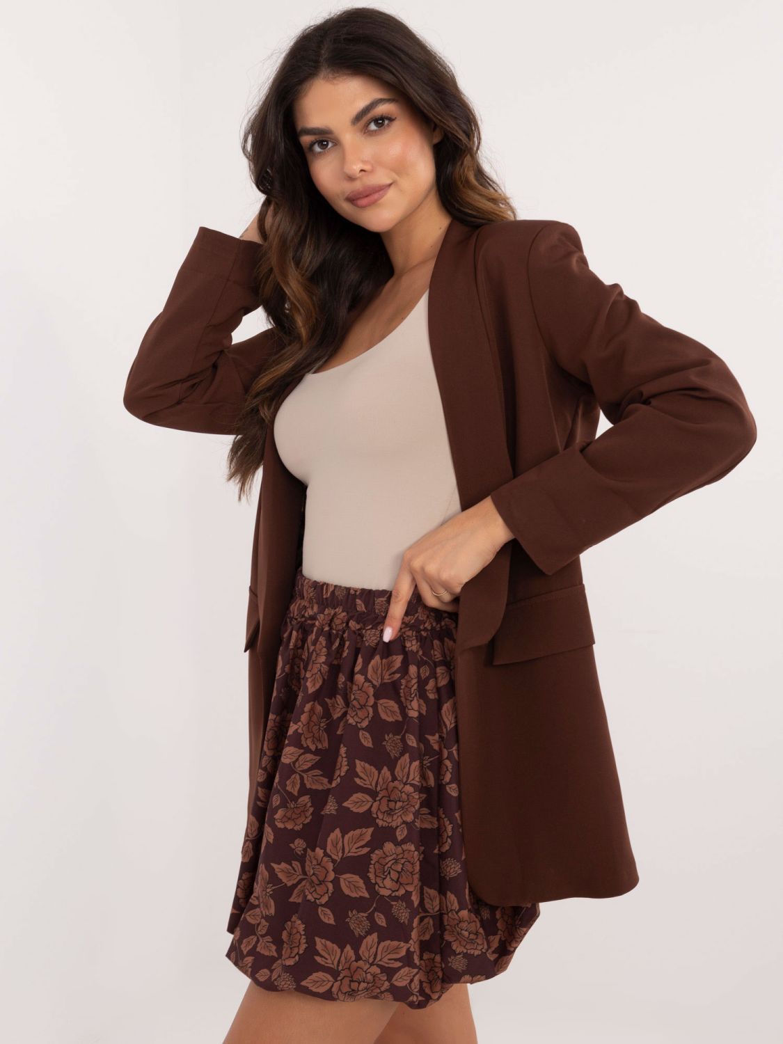 Hnědá květinová mini sukně