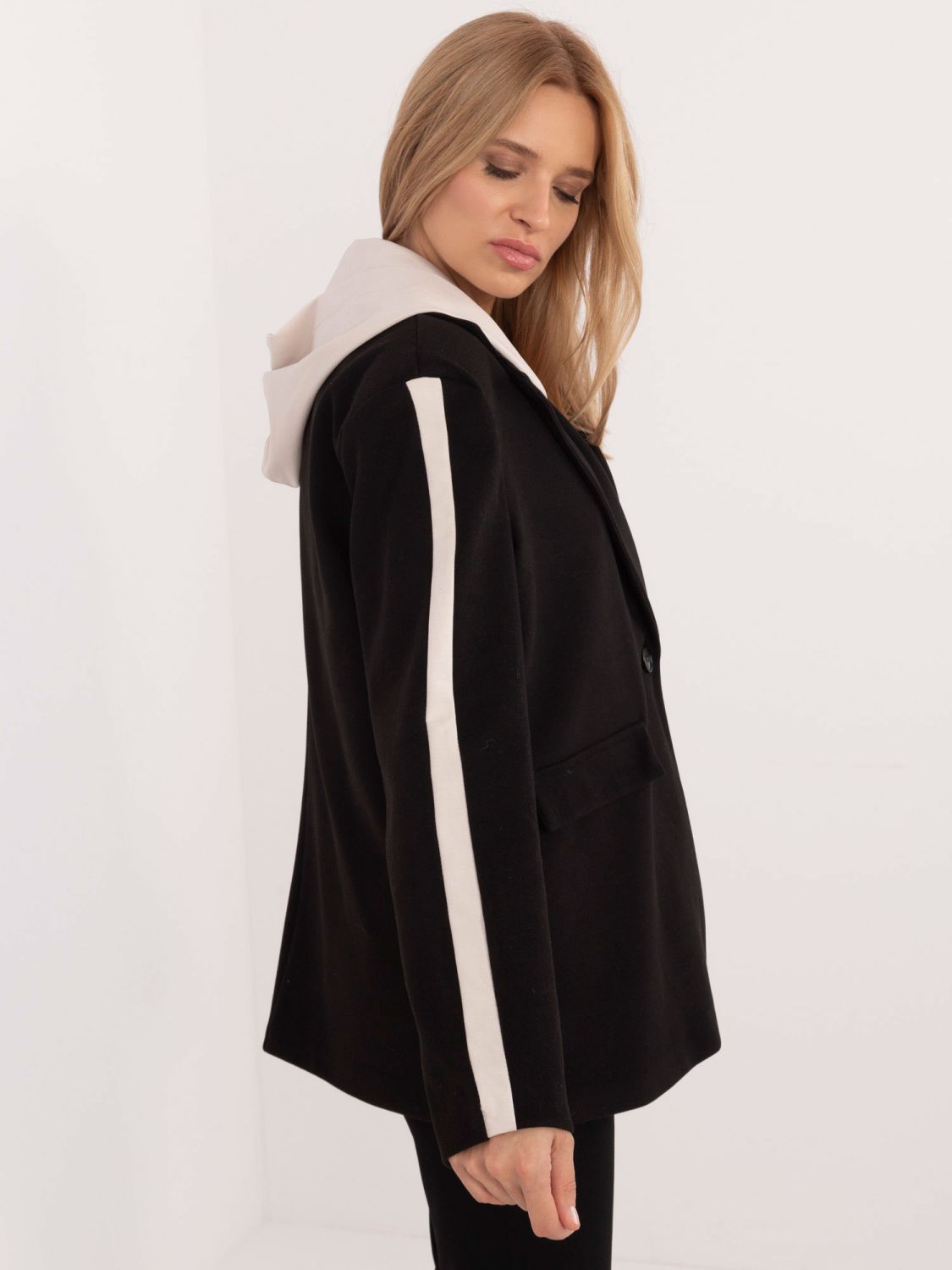 Stylové černé sako s odnímatelnou kapucí