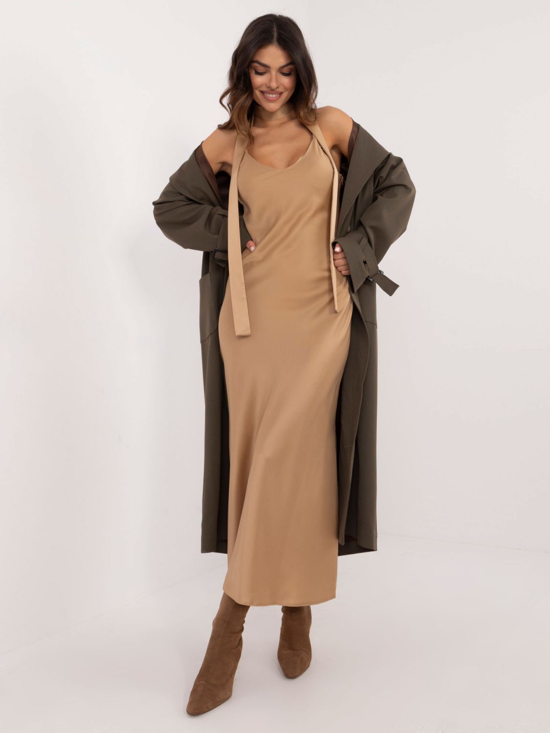 Elegantní rozšířená šaty v camelové barvě