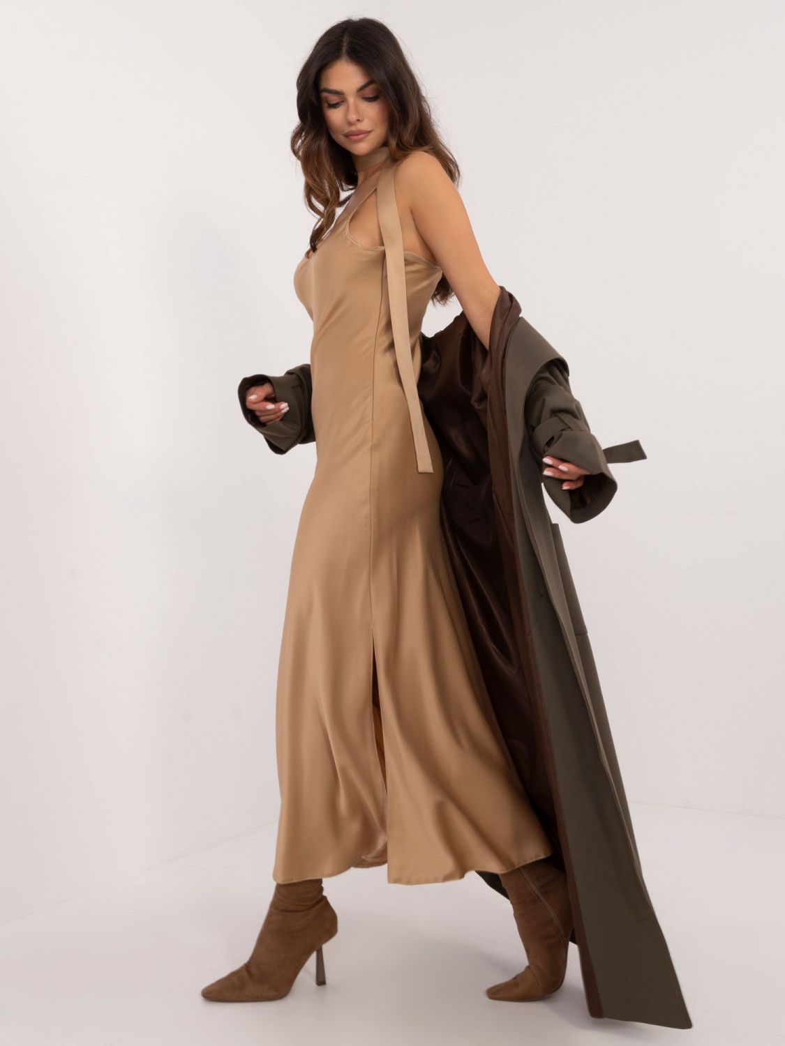 Elegantní rozšířená šaty v camelové barvě