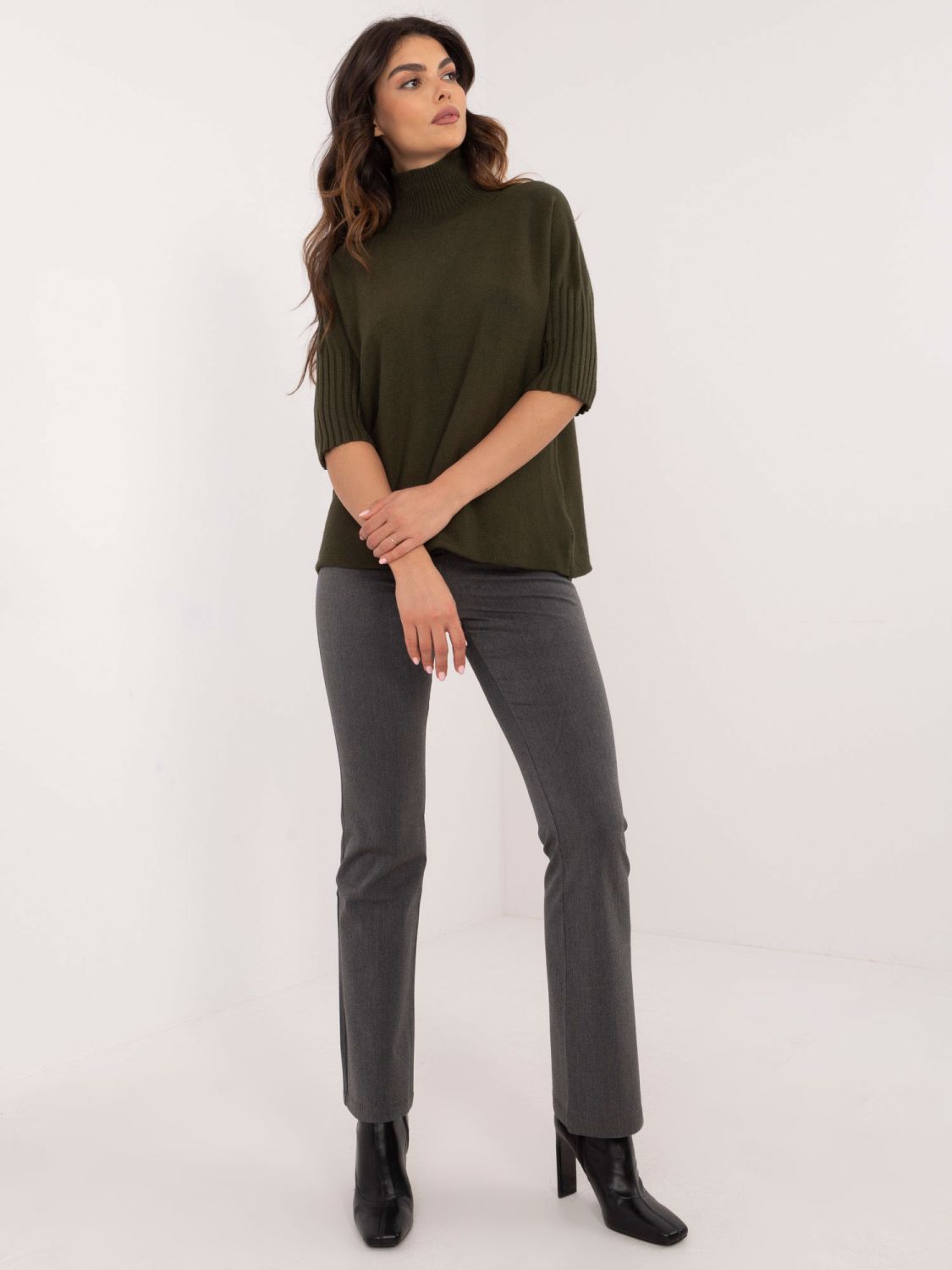 Stylový khaki rolákový svetr