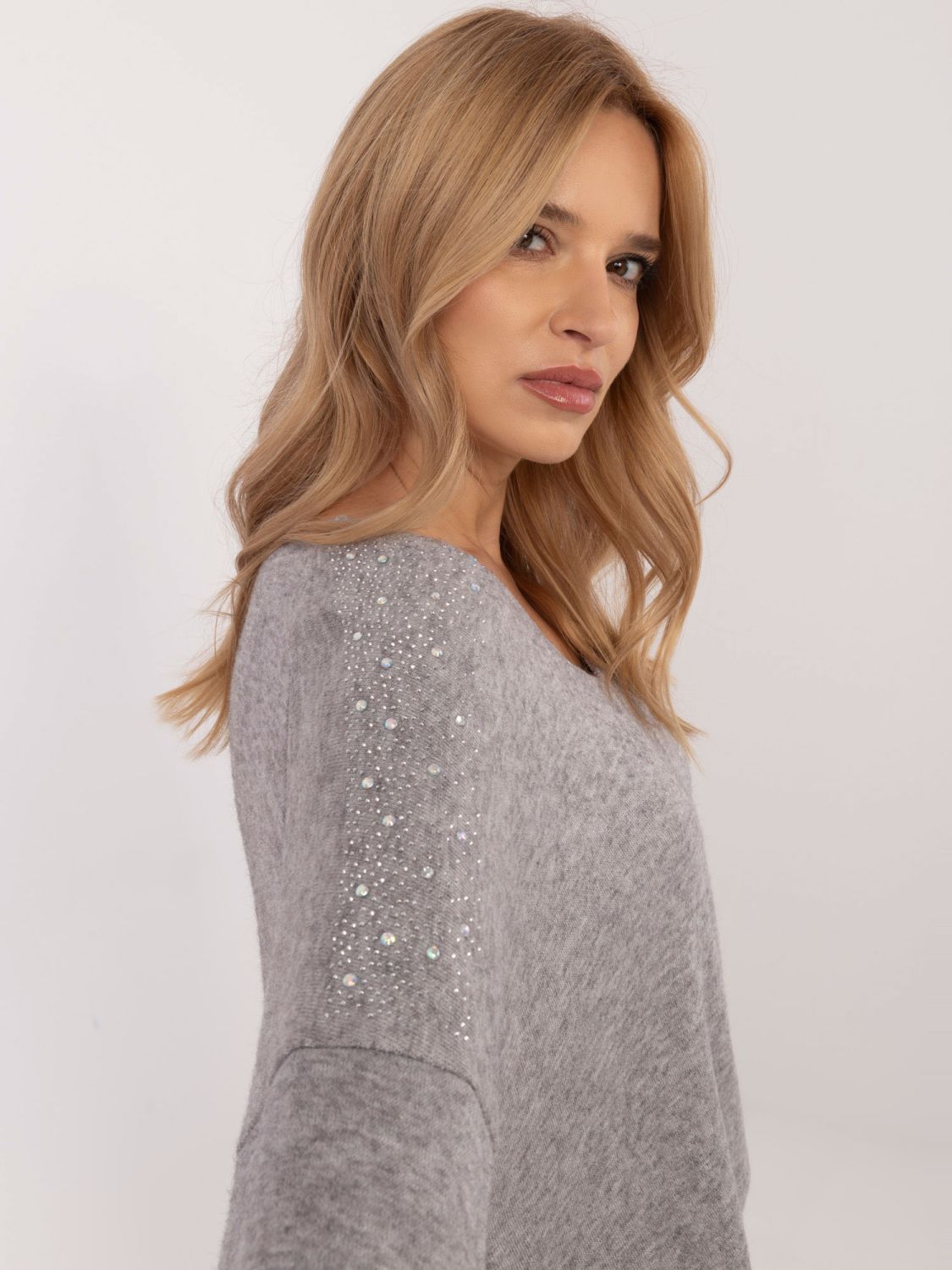 Elegantní šedý svetr s aplikací