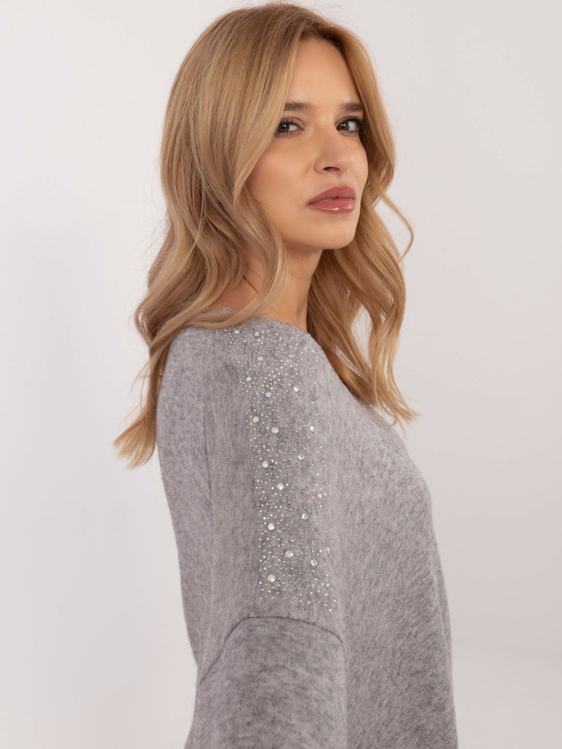 Elegantní šedý svetr s aplikací