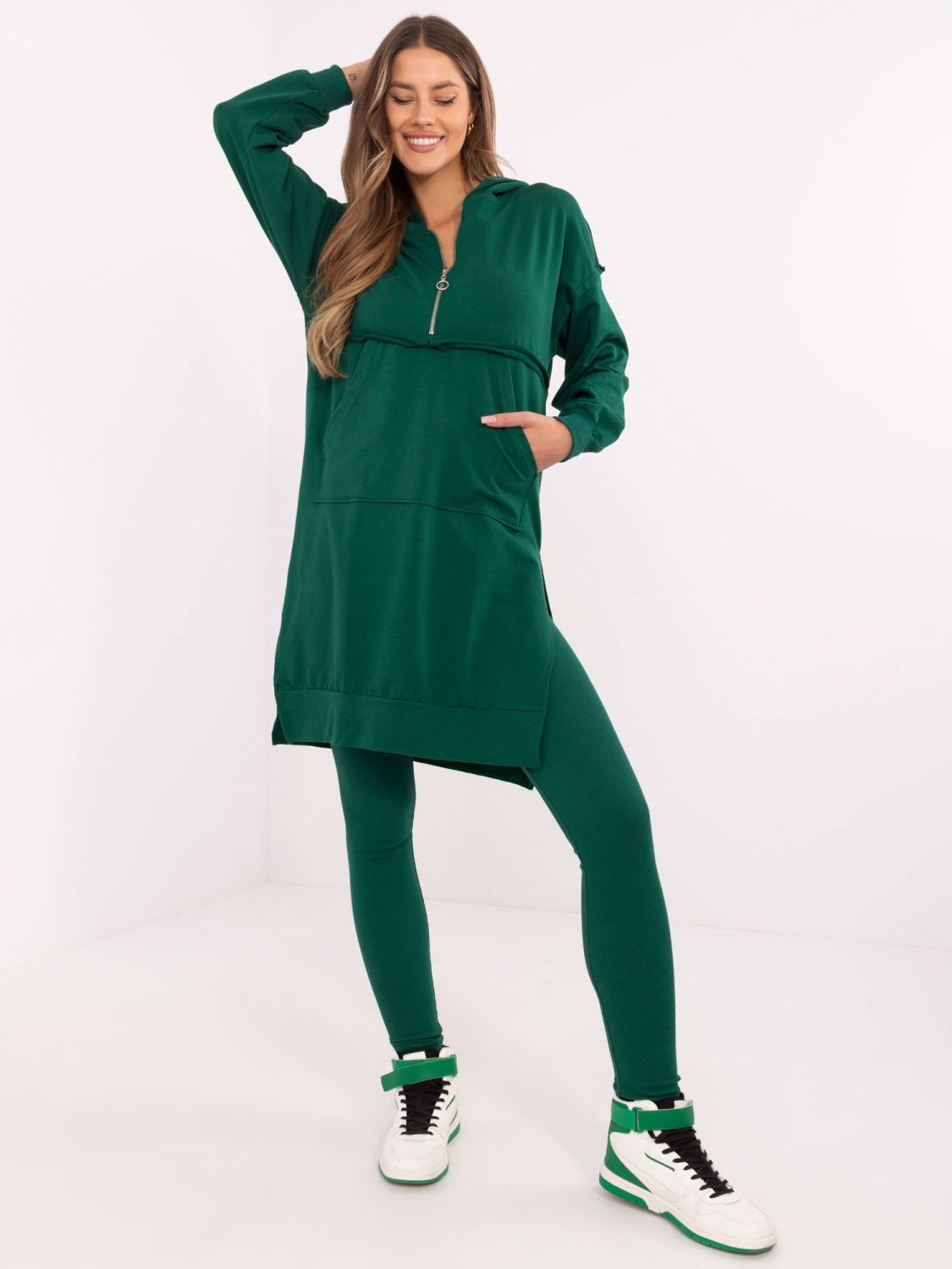 Stylový komplet s kapucí v tmavě zelené barvě
