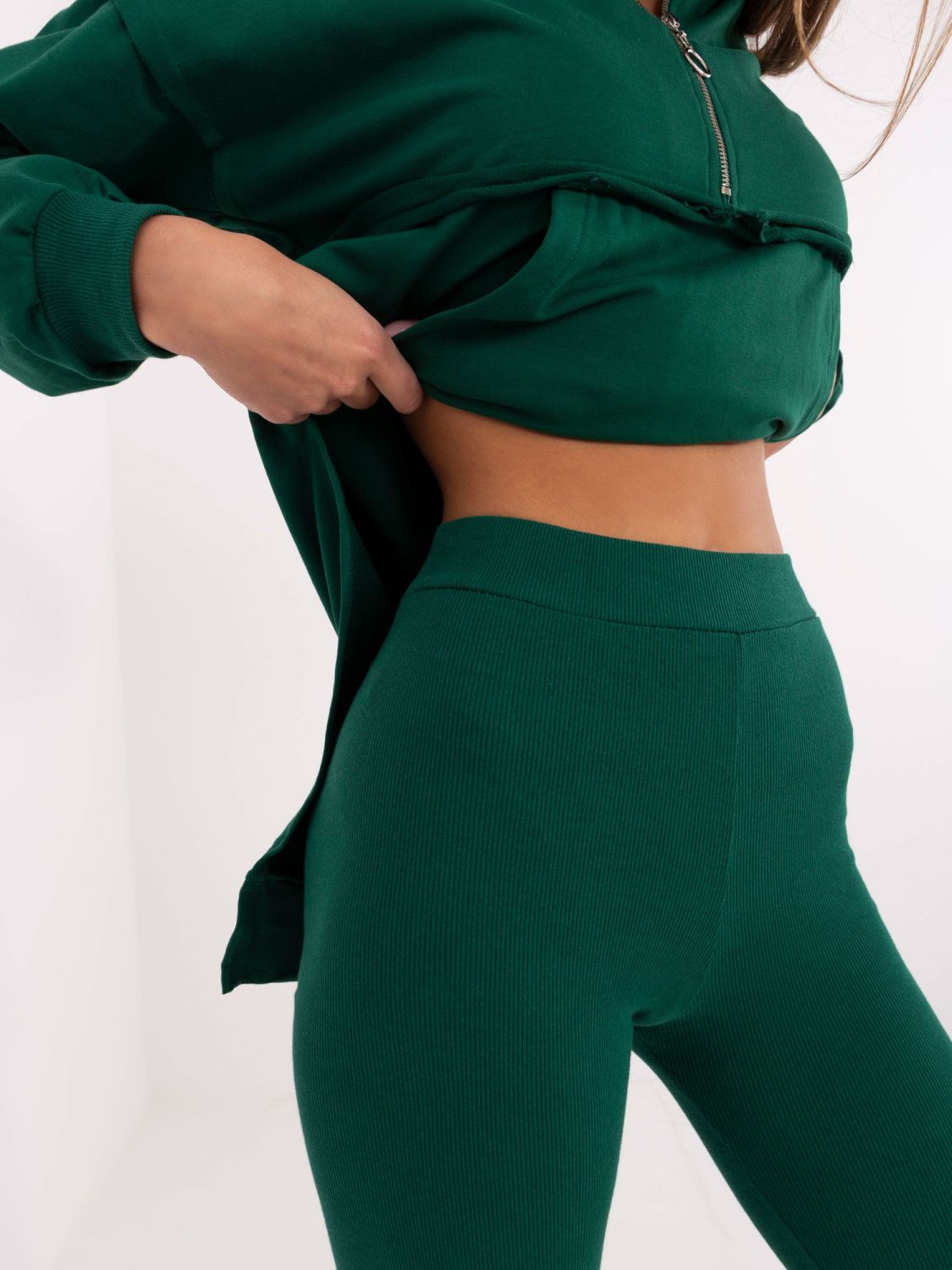 Stylový komplet s kapucí v tmavě zelené barvě