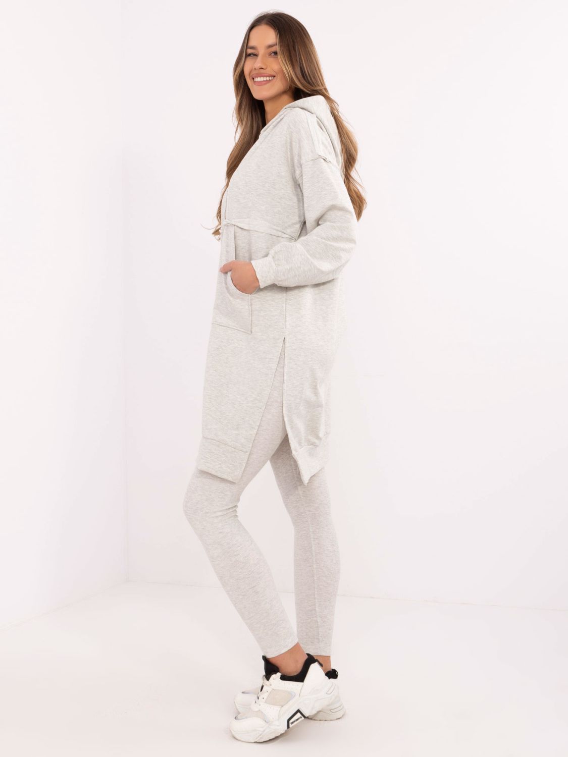 Stylový komplet s kapucí v jasné šedé