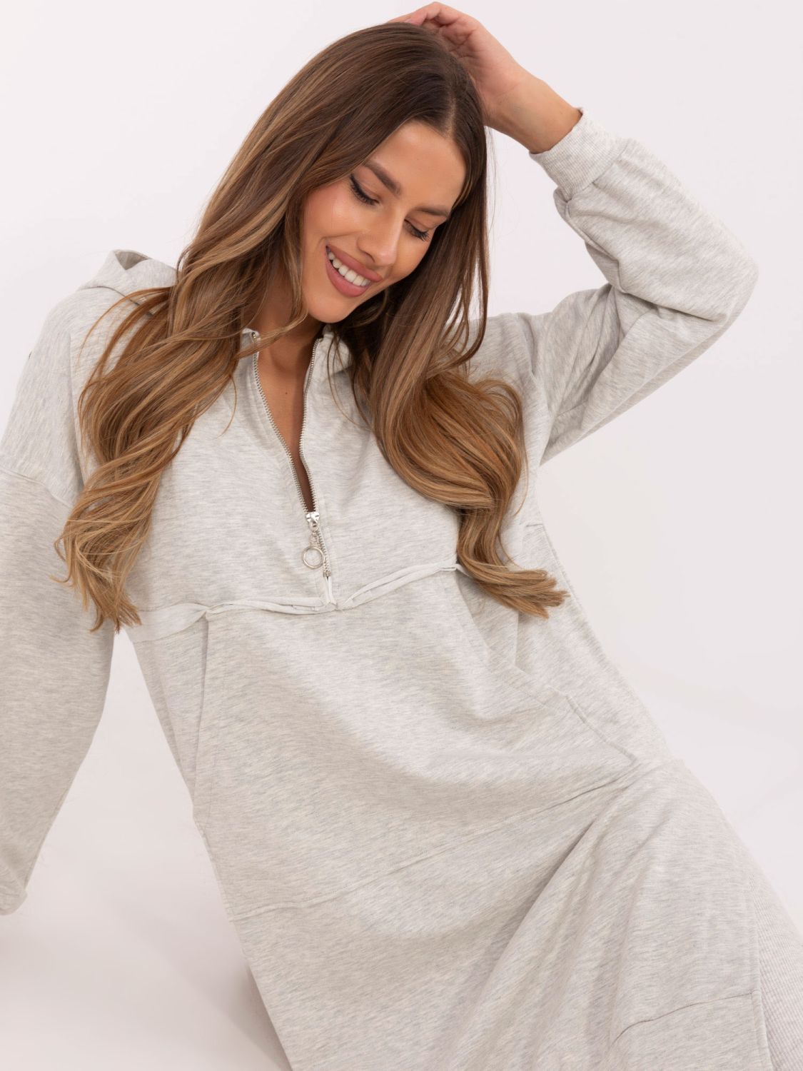 Stylový komplet s kapucí v jasné šedé
