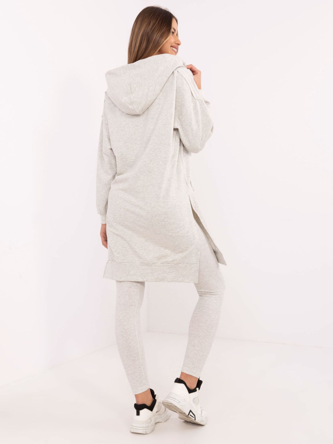 Stylový komplet s kapucí v jasné šedé