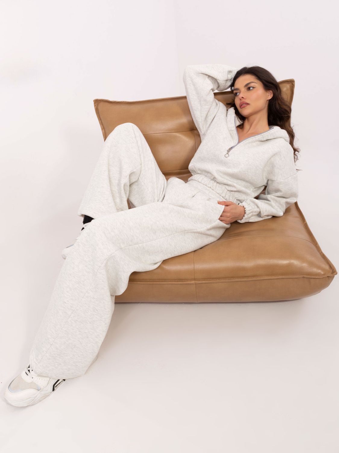 Stylový komplet s kapucí v jasně šedé