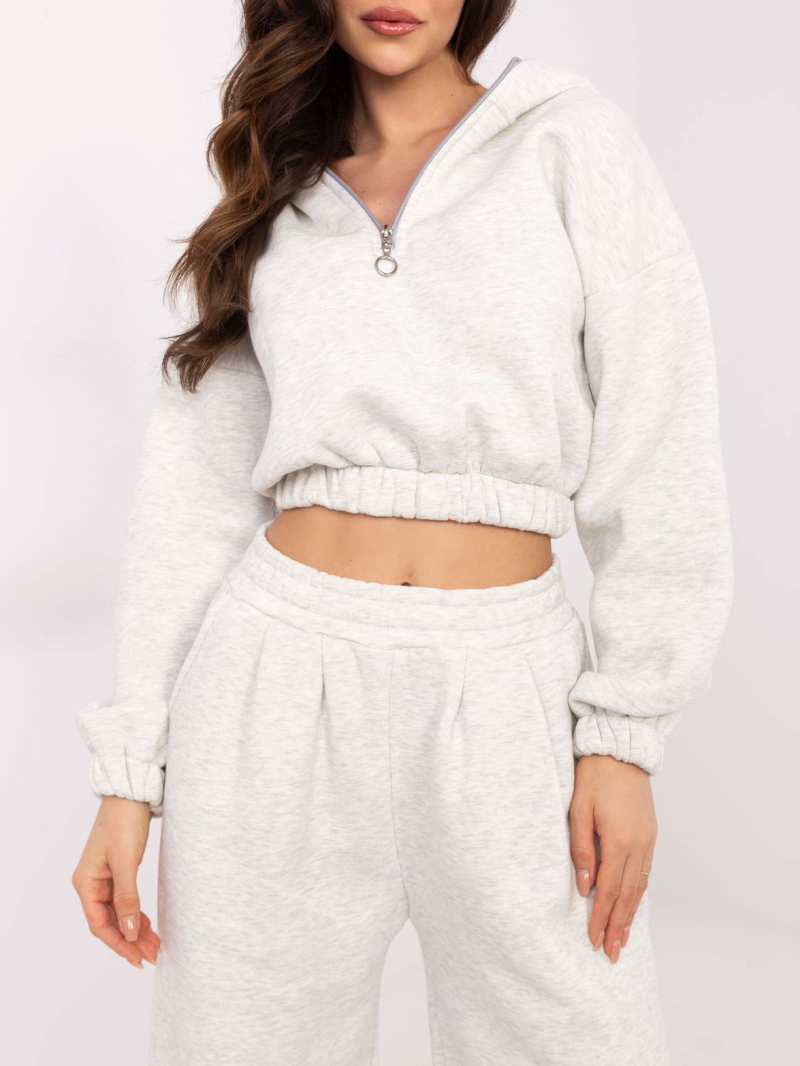 Stylový komplet s kapucí v jasně šedé