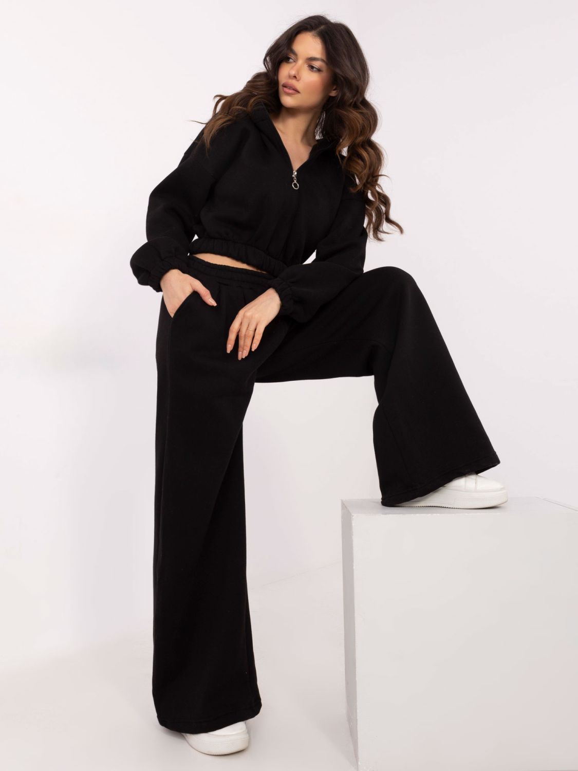 Stylový černý komplet s kapucí