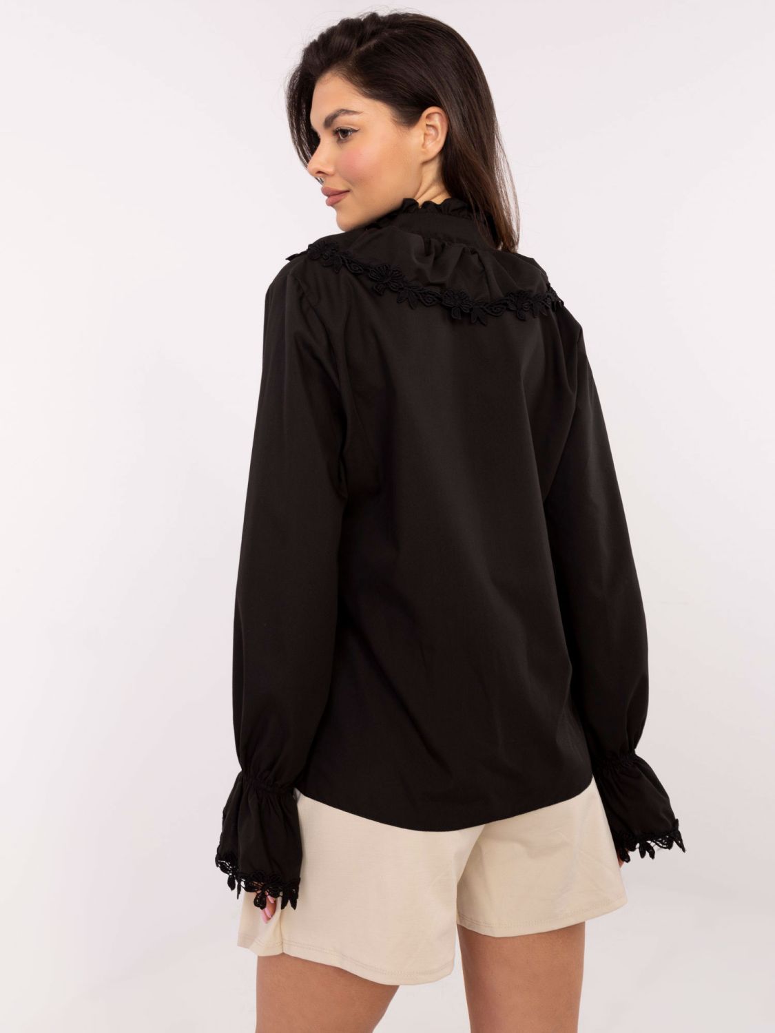 Elegantní černá košile s krajkou