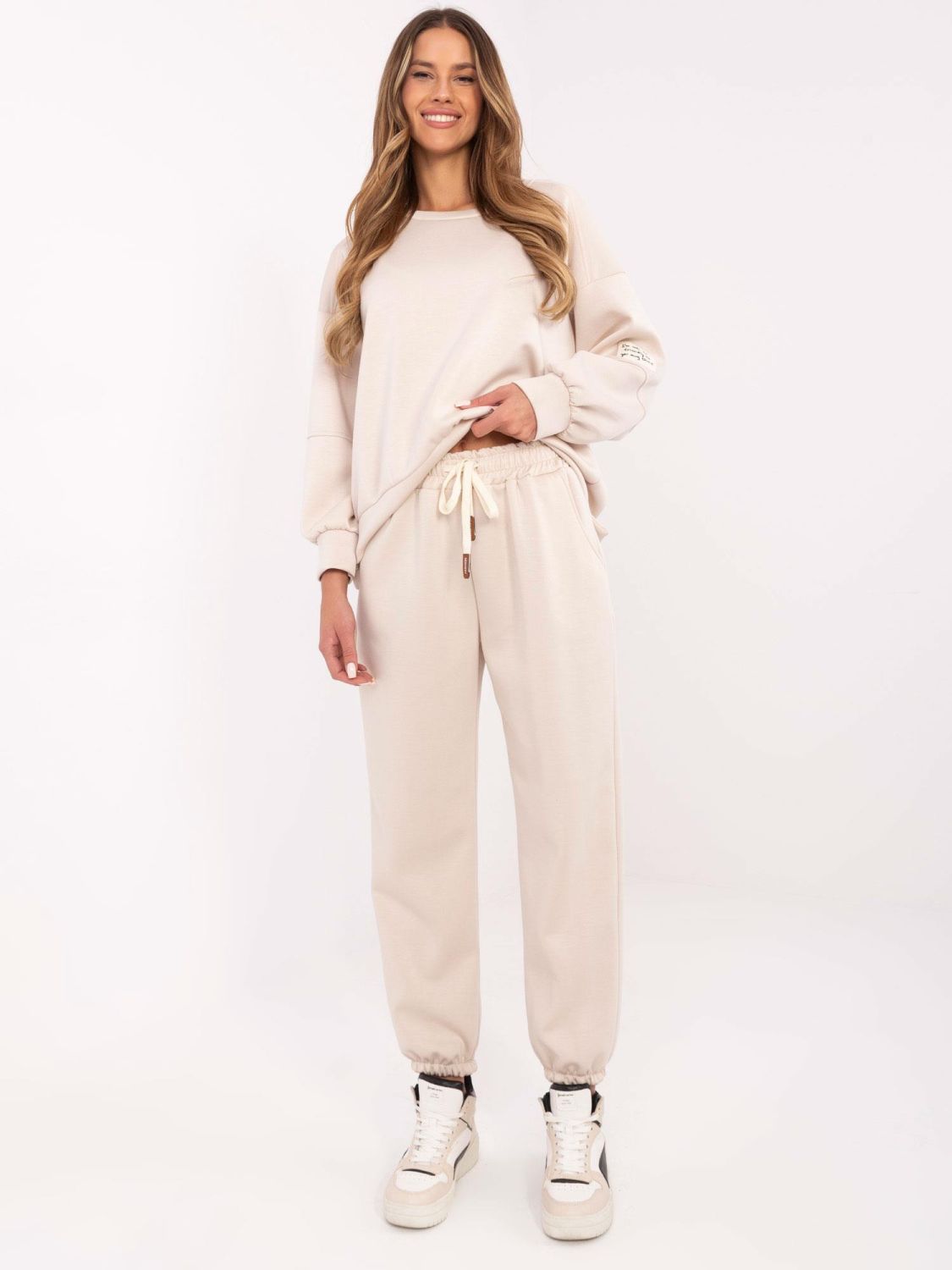 Béžový komplet s dlouhým rukávem