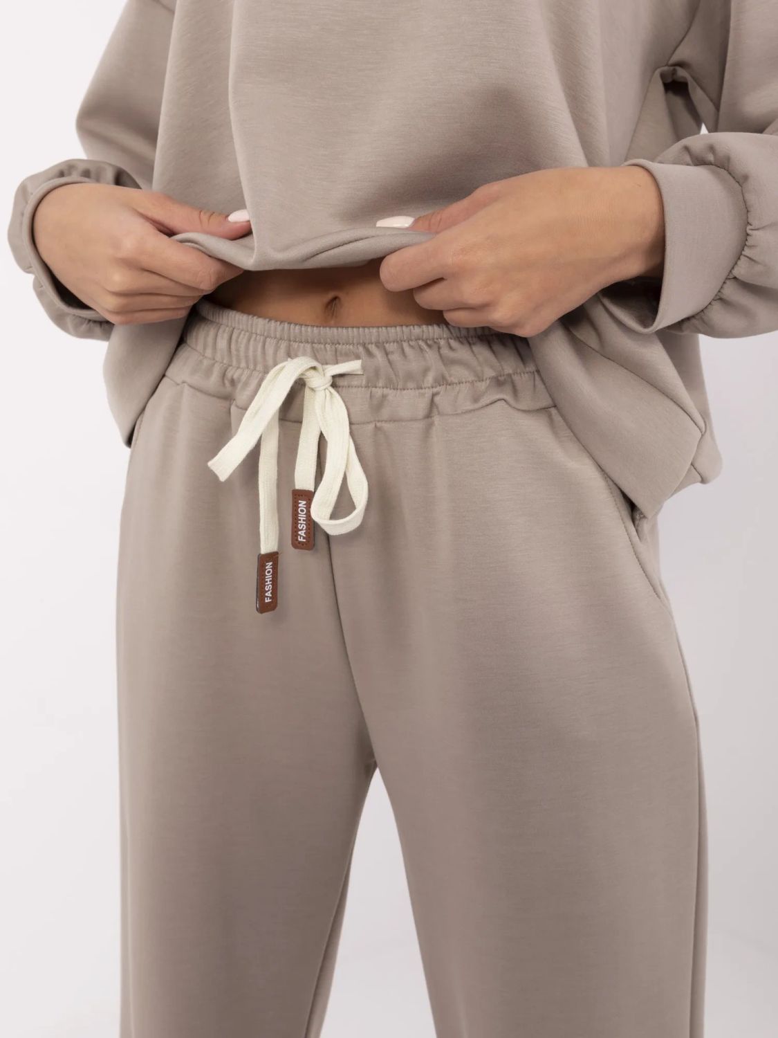 Stylový komplet v tmavě béžové barvě