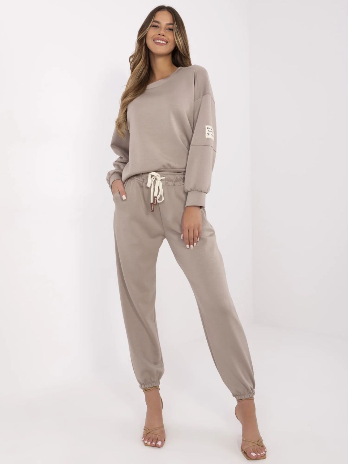 Stylový komplet v tmavě béžové barvě