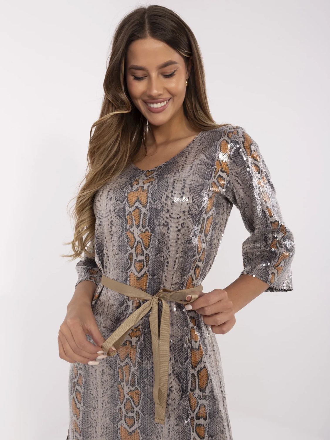 Elegantní béžové koktejlové šaty se zvířecím vzorem