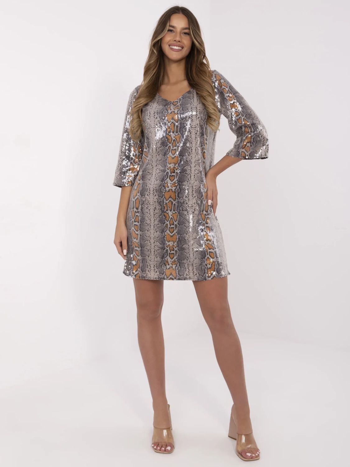 Elegantní béžové koktejlové šaty se zvířecím vzorem