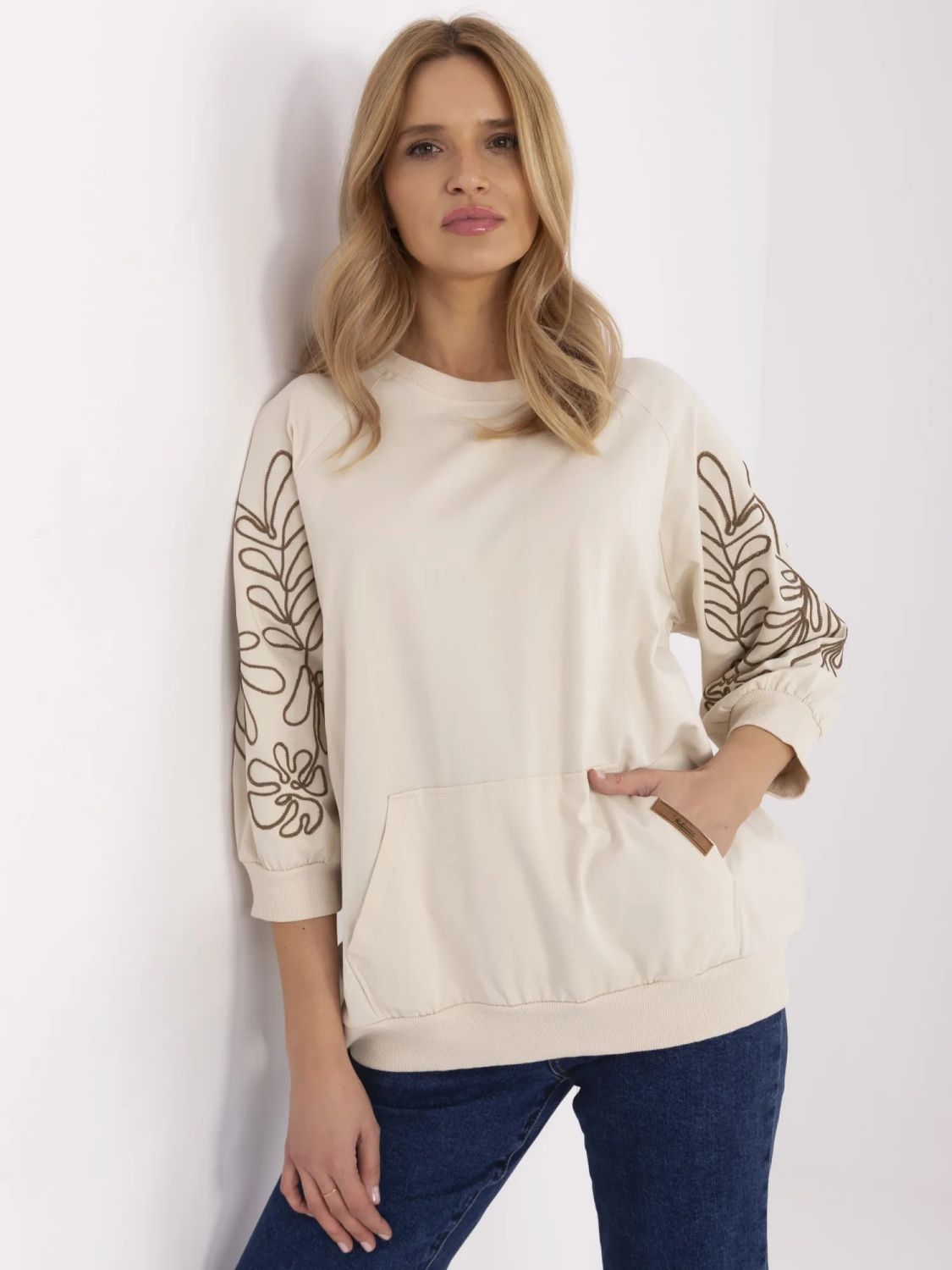 Elegantní blůza s výšivkou v béžovém odstínu