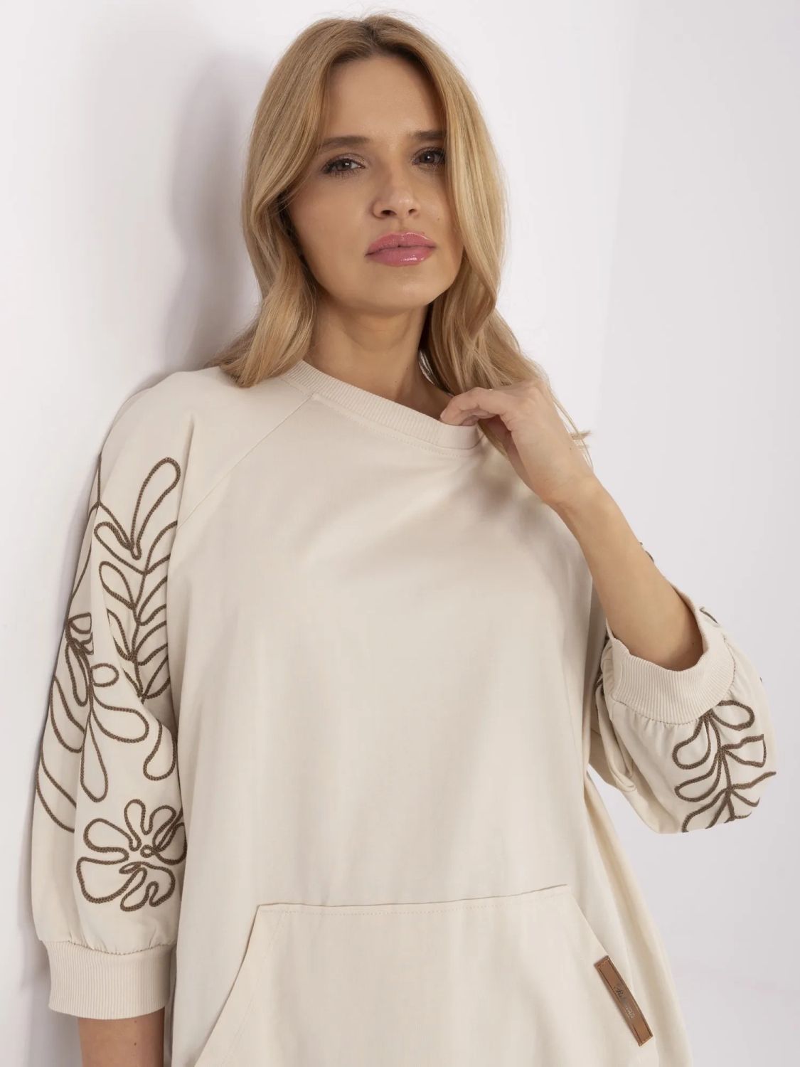 Elegantní blůza s výšivkou v béžovém odstínu